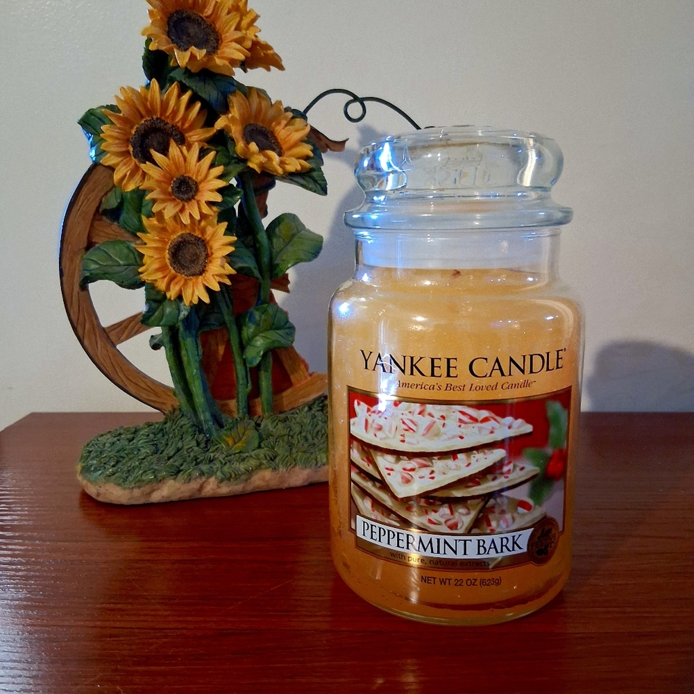 Yankee Candle Peppermint Bark Candle Retired Holiday Scent